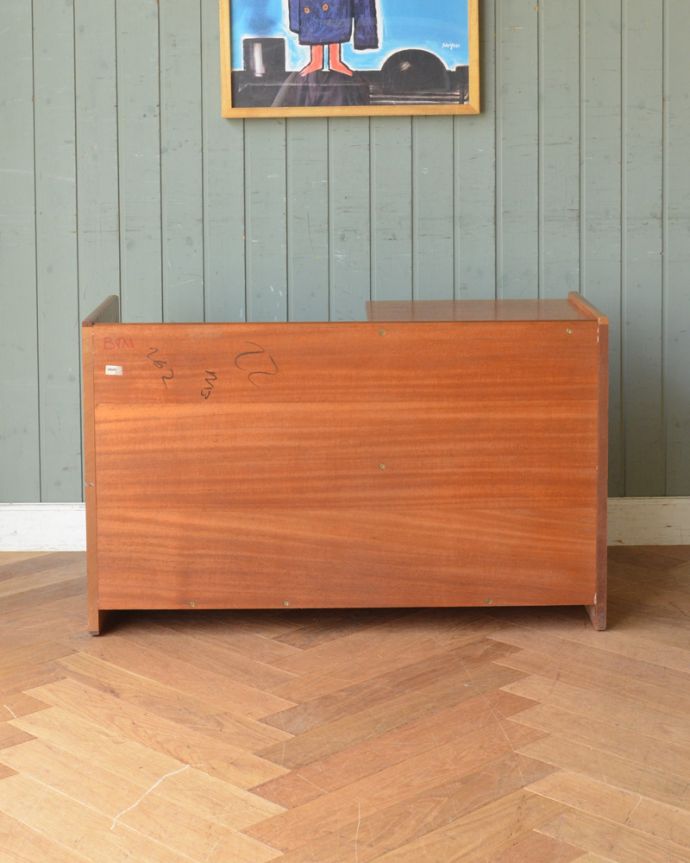 アンティークのキャビネット　アンティーク家具　北欧スタイルのヴィンテージ家具、収納たっぷりのテレフォンベンチ、ネイサン社の（テレフォンシート）。もちろん後ろ姿もキレイですビンテージは新品ではないので、もちろん経年変化によるキズはありますが、アンティーク専門の職人がしっかり修復したので後ろ姿もキレイです。(z-055-f)