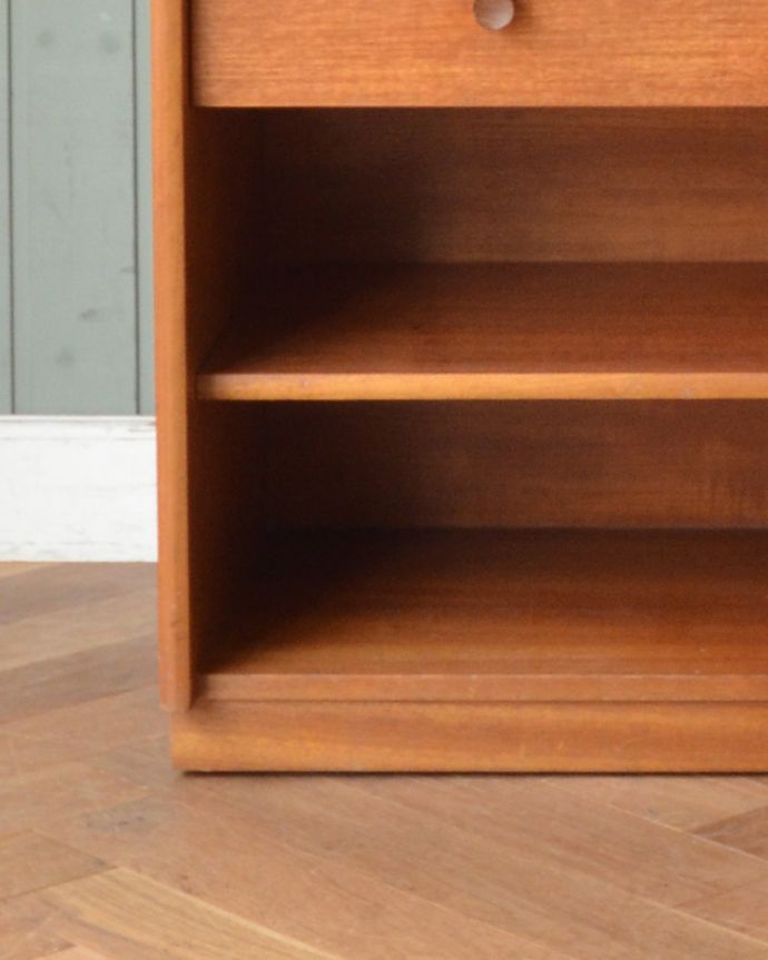 アンティークのキャビネット　アンティーク家具　北欧スタイルのヴィンテージ家具、収納たっぷりのテレフォンベンチ、ネイサン社の（テレフォンシート）。床を滑らせて移動出来ますHandleではアンティークチェアの脚の裏にフェルトキーパーをお付けしています。(z-055-f)