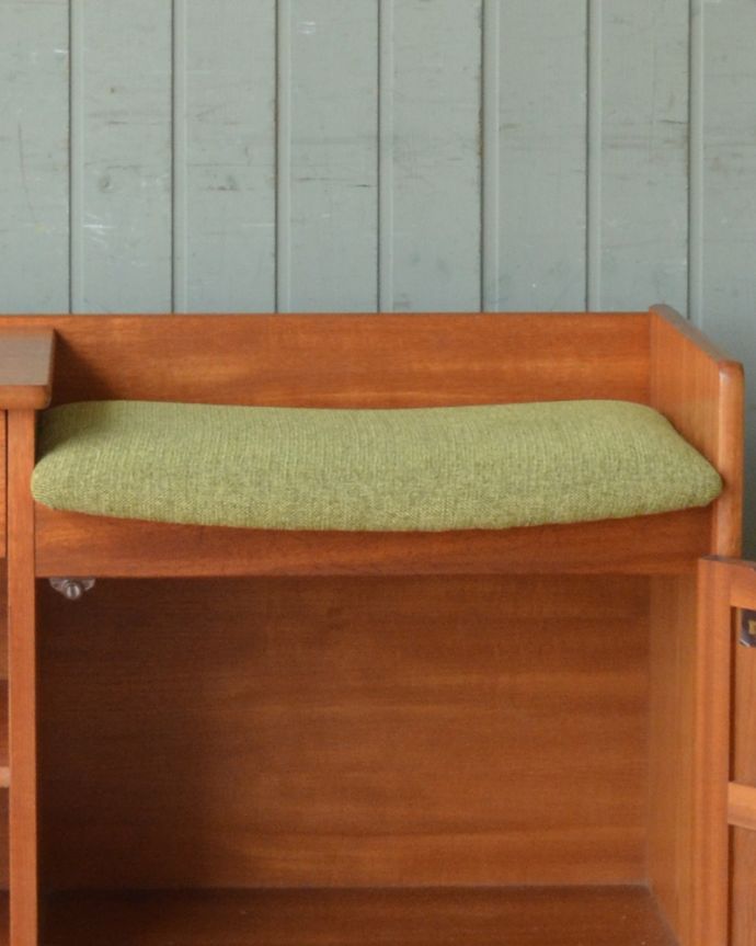 アンティークのキャビネット　アンティーク家具　北欧スタイルのヴィンテージ家具、収納たっぷりのテレフォンベンチ、ネイサン社の（テレフォンシート）。新しく貼り替えました修復の際、座面の生地も新しいものに貼り替えてあります。(z-055-f)