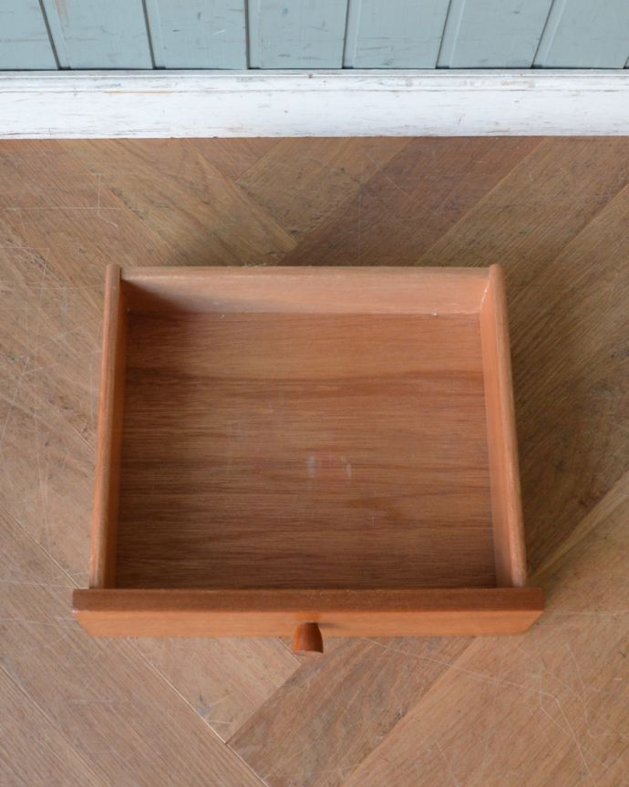 アンティークのキャビネット　アンティーク家具　北欧スタイルのヴィンテージ家具、収納たっぷりのテレフォンベンチ、ネイサン社の（テレフォンシート）。キレイにお直ししました引き出しの中も修復の際、専門の職人がキレイにしました。(z-055-f)