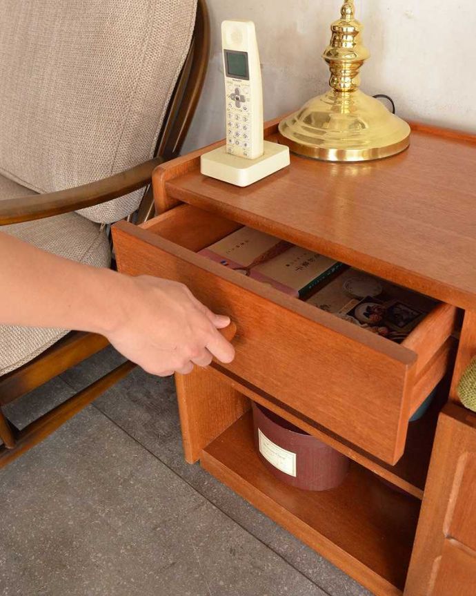 アンティークのキャビネット　アンティーク家具　北欧スタイルのヴィンテージ家具、収納たっぷりのテレフォンベンチ、ネイサン社の（テレフォンシート）。何をいれようかな？アクセサリーや文房具など細々したものをしまえます。(z-055-f)