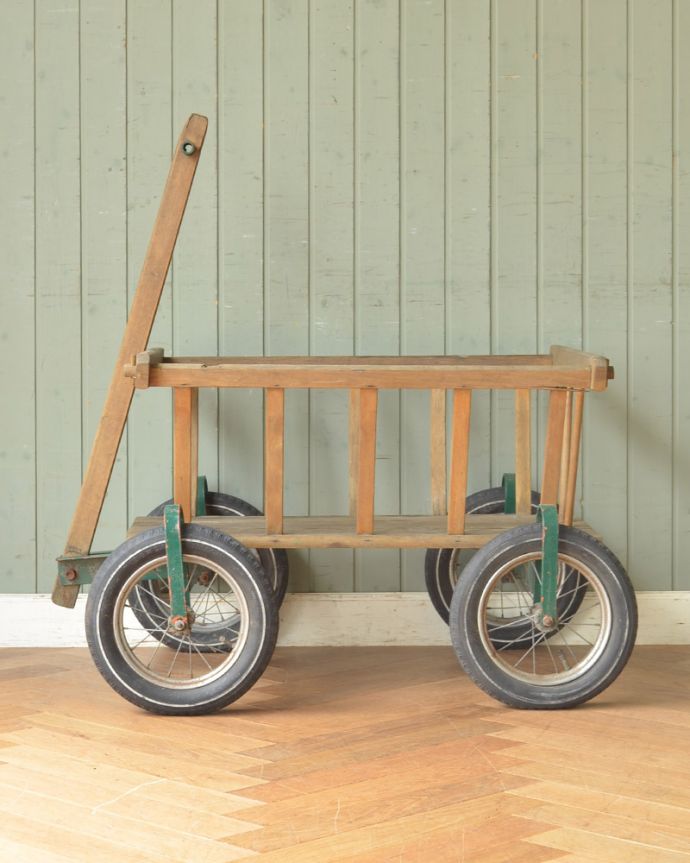 ガーデニング家具　アンティーク家具　イギリスで見つけた便利でお洒落なアイテム、アンティークトローリー。横から見てもキレイですもちろん、横顔だってキレイ！どこから見ても絵になります。(x-830-f)