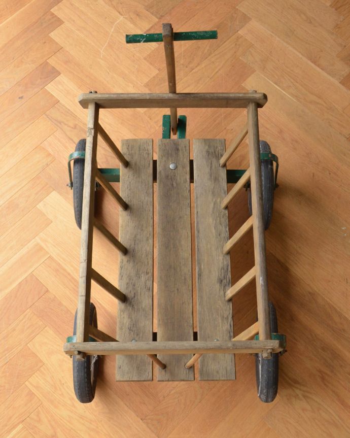 ガーデニング家具　アンティーク家具　イギリスで見つけた便利でお洒落なアイテム、アンティークトローリー。上から見ると・・・自分流の使い方で楽しんで下さい。(x-830-f)