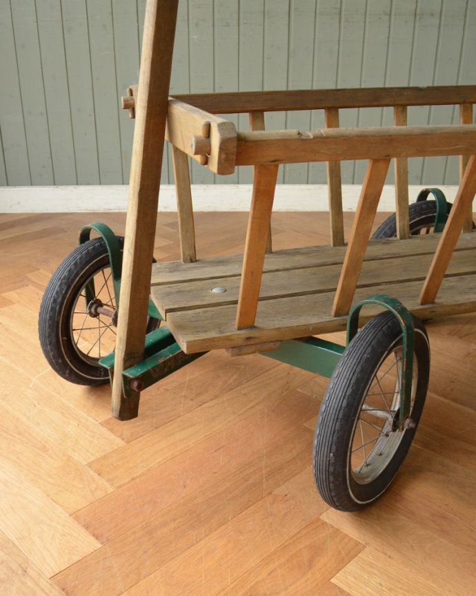 ガーデニング家具　アンティーク家具　イギリスで見つけた便利でお洒落なアイテム、アンティークトローリー。方向転換ができます。(x-830-f)