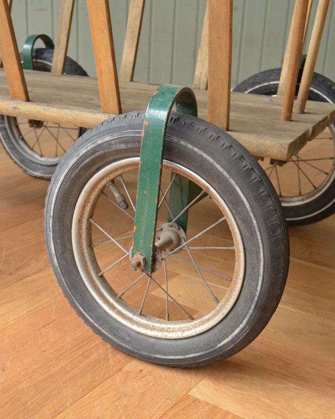 ガーデニング家具　アンティーク家具　イギリスで見つけた便利でお洒落なアイテム、アンティークトローリー。ちゃんと動きます脚先にはキャスターが。(x-830-f)