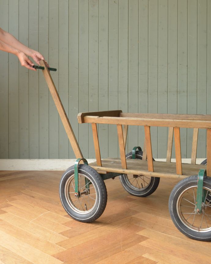 ガーデニング家具　アンティーク家具　イギリスで見つけた便利でお洒落なアイテム、アンティークトローリー。ハンドルは引っ張りやすいように動きます。(x-830-f)