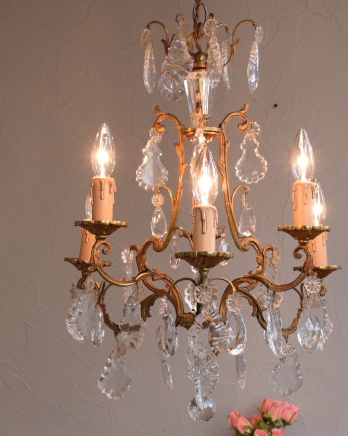 シャンデリア　照明・ライティング　ゴージャスな真鍮製アンティークシャンデリア（6灯）（Ｅ17シャンデリア球付）。。(x-831-z)