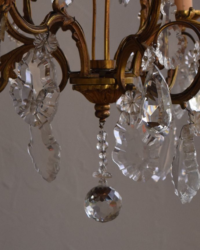 シャンデリア　照明・ライティング　ゴージャスな真鍮製アンティークシャンデリア（6灯）（Ｅ17シャンデリア球付）。。(x-831-z)