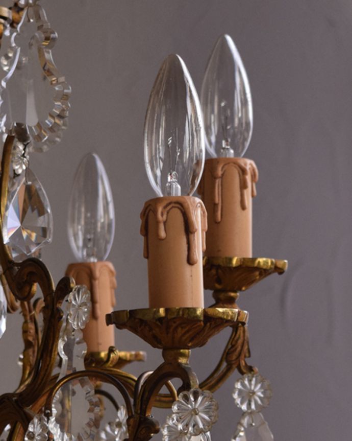 シャンデリア　照明・ライティング　ゴージャスな真鍮製アンティークシャンデリア（6灯）（Ｅ17シャンデリア球付）。。(x-831-z)