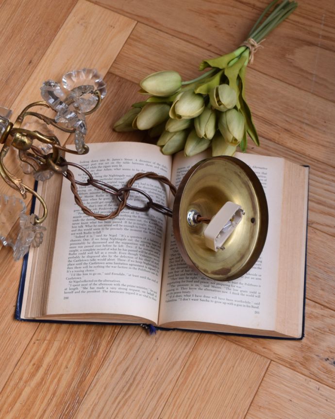 シャンデリア　照明・ライティング　ゴージャスな真鍮製アンティークシャンデリア（6灯）（Ｅ17シャンデリア球付）。。(x-831-z)