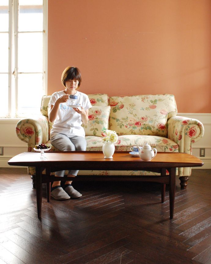 ロイドテーブル　アンティーク家具　ヴィンテージの北欧インテリア、スタイリッシュなコーヒーテーブル。天板が広いので、ゆったりとお使い頂けます。(x-833-f)