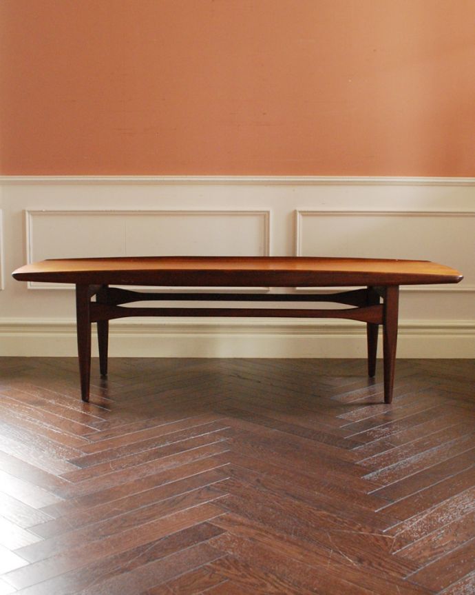 ロイドテーブル　アンティーク家具　ヴィンテージの北欧インテリア、スタイリッシュなコーヒーテーブル。キチンとお直ししてありますので、安定感のある脚です。(x-833-f)