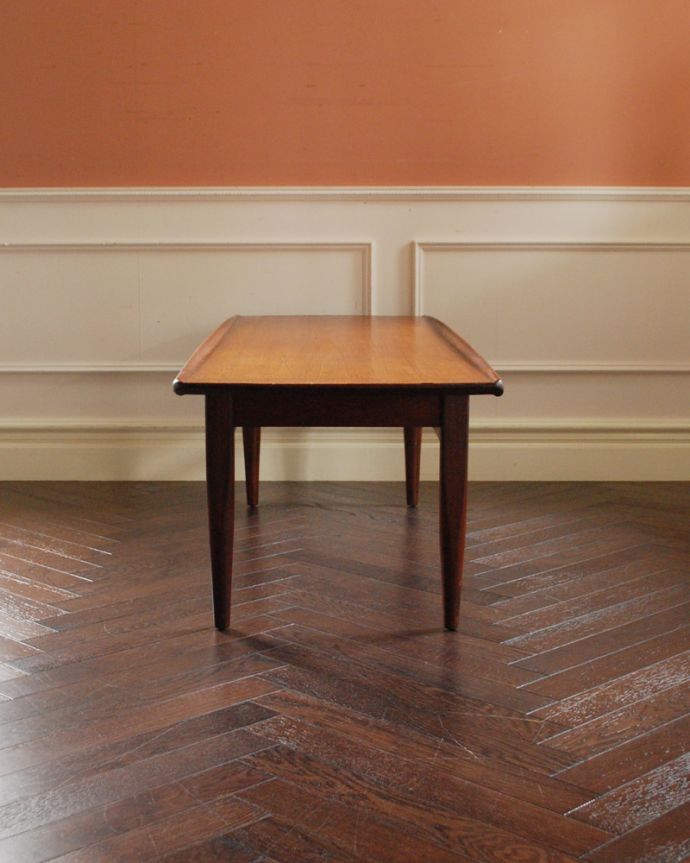 ロイドテーブル　アンティーク家具　ヴィンテージの北欧インテリア、スタイリッシュなコーヒーテーブル。スリムなのですっきりした印象です。(x-833-f)