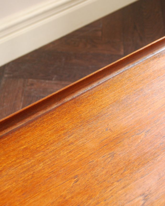 ロイドテーブル　アンティーク家具　ヴィンテージの北欧インテリア、スタイリッシュなコーヒーテーブル。天板のサイドが立ちあがったスタイリッシュなデザインです。(x-833-f)