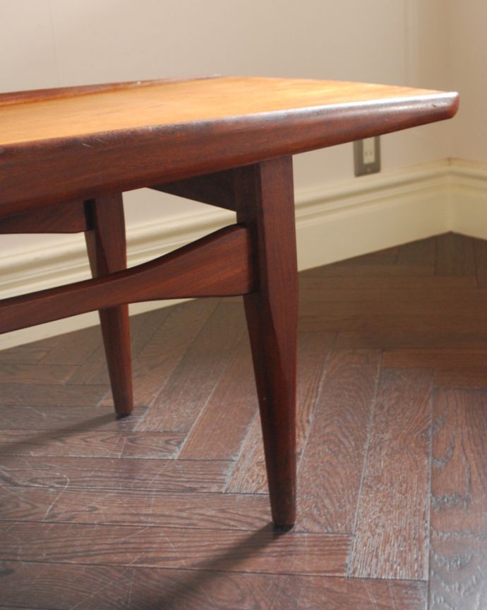 ロイドテーブル　アンティーク家具　ヴィンテージの北欧インテリア、スタイリッシュなコーヒーテーブル。脚先までキレイ！職人のこだわりを感じるかっこいいデザインです。(x-833-f)