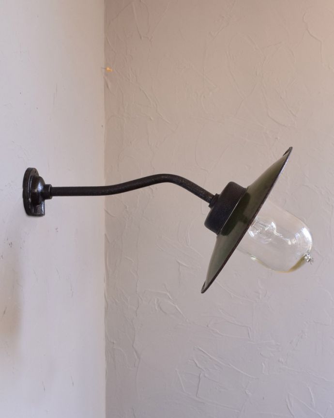 壁付け照明器具の横