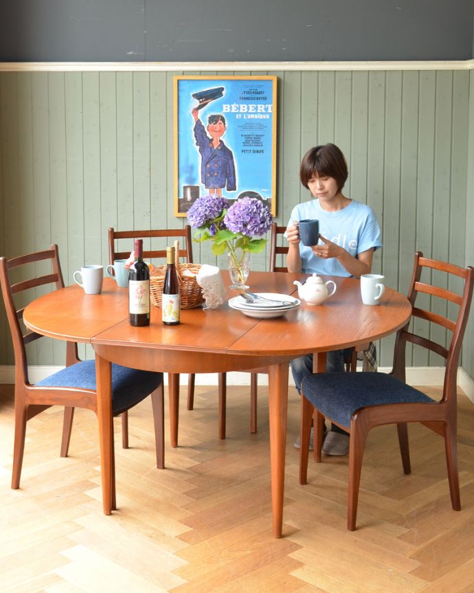 アンティークのテーブル　アンティーク家具　北欧テイストのDANISHのヴィンテージ家具、伸張式のダイニングテーブル。広げればみんなで使えるたっぷりサイズ真ん中から天板が出てくるので家族が増えた時やお友達が来た時など便利に使えます（モデルの身長は160cmです）。(x-838-f)