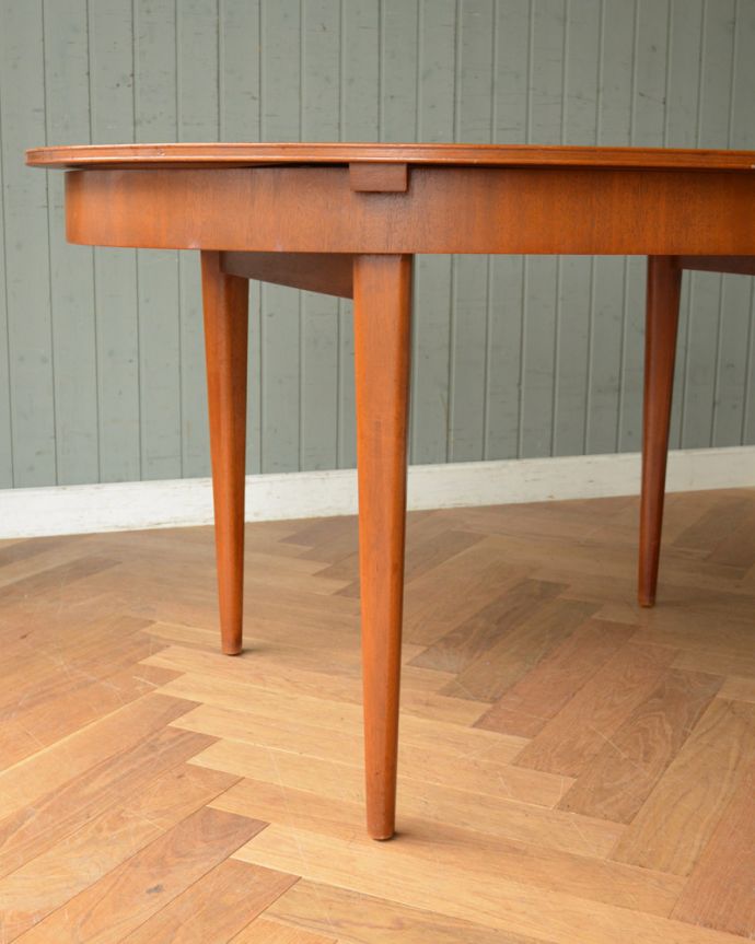 アンティークのテーブル　アンティーク家具　北欧テイストのDANISHのヴィンテージ家具、伸張式のダイニングテーブル。持ち上げなくても移動できます！Handleのアンティークは、脚の裏にフェルトキーパーをお付けしていますので、持ち上げなくても床を滑らせて移動させることが出来ます。(x-838-f)