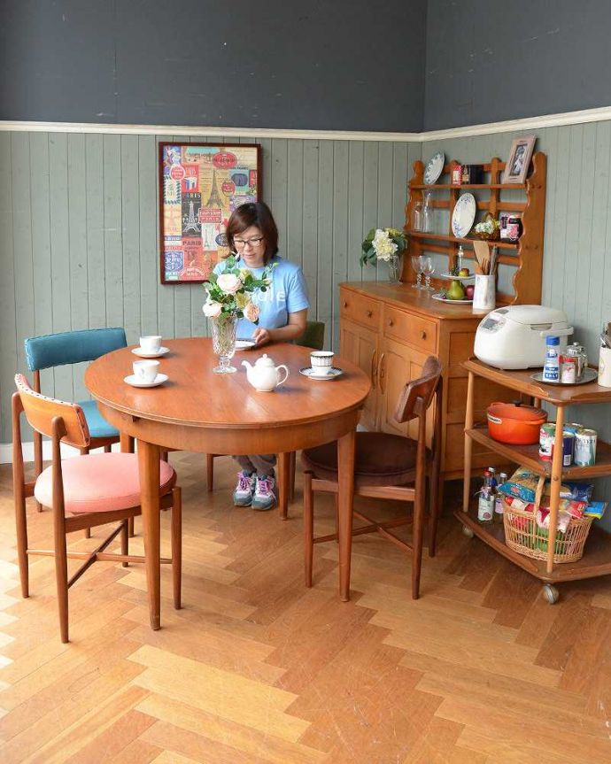 アンティークのテーブル　アンティーク家具　北欧テイストのDANISHのヴィンテージ家具、伸張式のダイニングテーブル。スタイリッシュなデザインがかっこいいダイニングテーブルシンプルなデザインだから、どんなインテリアにも似合っちゃう所が人気のヒミツ。(x-838-f)