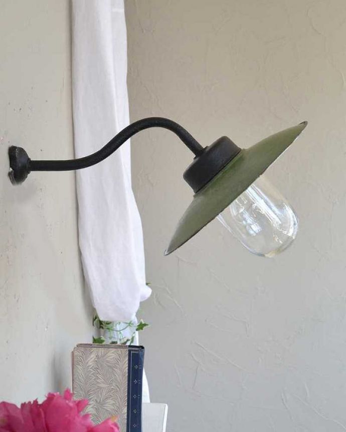 壁付け照明器具の横