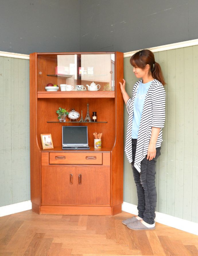 G-PLAN(Gプラン)　アンティーク家具　収納たっぷりのヴィンテージ家具、G-planのコーナーシェルフ（カップボード）。お部屋の角にすっぽり収まる飾り棚！コーナーのオシャレにいかが？（モデルの身長は160cmです）。(x-844-f)