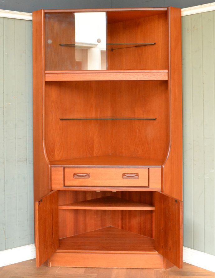 G-PLAN(Gプラン)　アンティーク家具　収納たっぷりのヴィンテージ家具、G-planのコーナーシェルフ（カップボード）。北欧家具のお部屋にピッタリ！男女ともに人気のシンプルでスタイリッシュなインテリアです。(x-844-f)