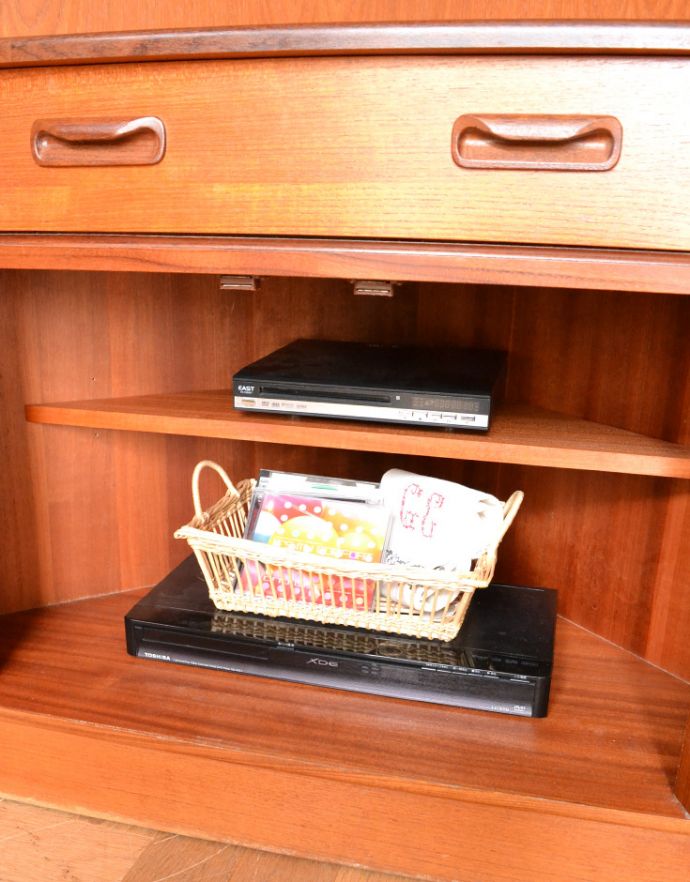 G-PLAN(Gプラン)　アンティーク家具　収納たっぷりのヴィンテージ家具、G-planのコーナーシェルフ（カップボード）。内側も茶色なので落ち着きがあってかっこいいです。(x-844-f)