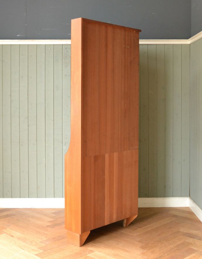 G-PLAN(Gプラン)　アンティーク家具　収納たっぷりのヴィンテージ家具、G-planのコーナーシェルフ（カップボード）。丈夫に作られているので、長くお使いいただけます。(x-844-f)