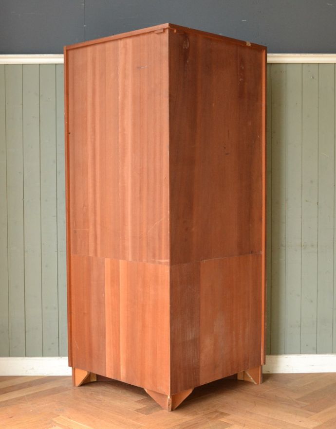 G-PLAN(Gプラン)　アンティーク家具　収納たっぷりのヴィンテージ家具、G-planのコーナーシェルフ（カップボード）。裏側もきちんとメンテナンスしているので、キレイな状態です。(x-844-f)