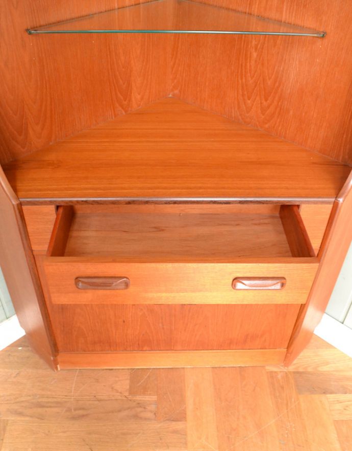 G-PLAN(Gプラン)　アンティーク家具　収納たっぷりのヴィンテージ家具、G-planのコーナーシェルフ（カップボード）。引き出しがあります。(x-844-f)