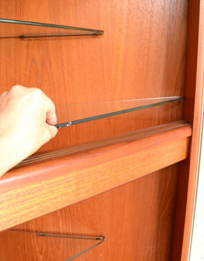 G-PLAN(Gプラン)　アンティーク家具　収納たっぷりのヴィンテージ家具、G-planのコーナーシェルフ（カップボード）。上段と中段の間はガラスの棚となっています。(x-844-f)