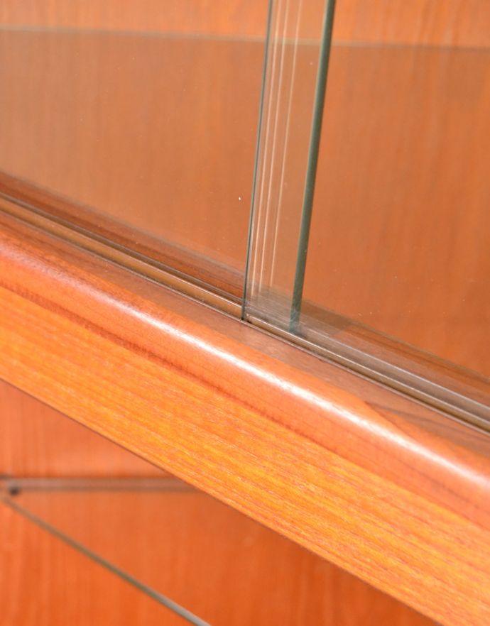 G-PLAN(Gプラン)　アンティーク家具　収納たっぷりのヴィンテージ家具、G-planのコーナーシェルフ（カップボード）。レールもきれいな状態です。(x-844-f)