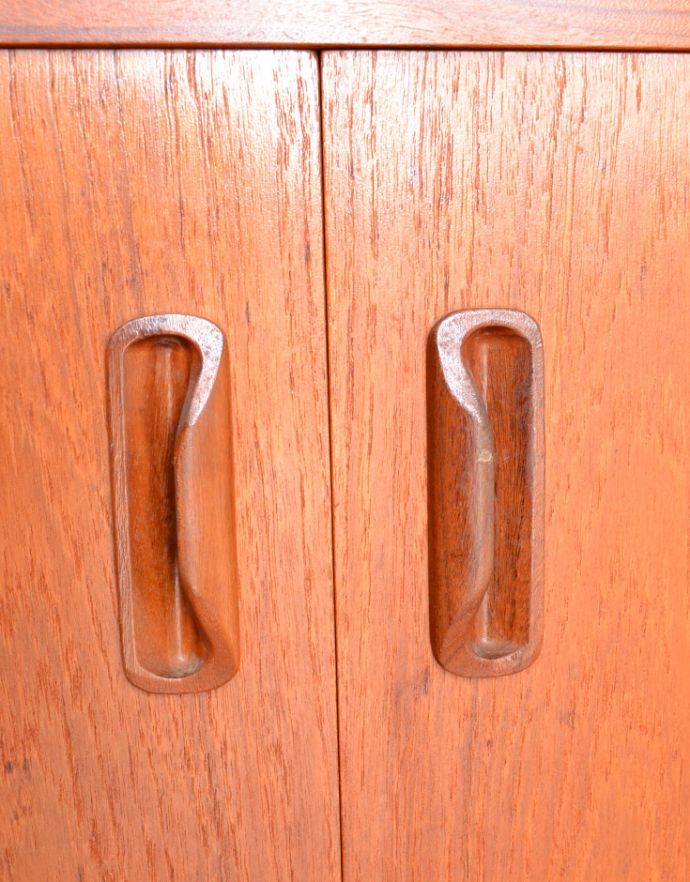 G-PLAN(Gプラン)　アンティーク家具　収納たっぷりのヴィンテージ家具、G-planのコーナーシェルフ（カップボード）。シンプルでカッコいい取っ手。(x-844-f)