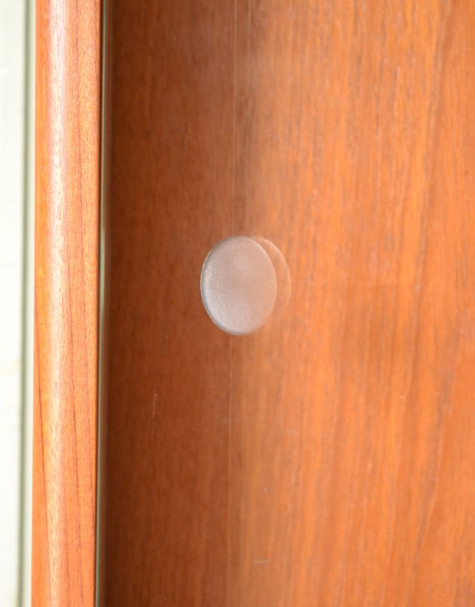 G-PLAN(Gプラン)　アンティーク家具　収納たっぷりのヴィンテージ家具、G-planのコーナーシェルフ（カップボード）。ガラスの引き戸は、彫り取っ手になっています。(x-844-f)