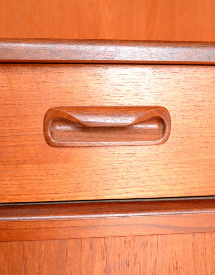 G-PLAN(Gプラン)　アンティーク家具　収納たっぷりのヴィンテージ家具、G-planのコーナーシェルフ（カップボード）。扉も引き出しもお揃いの取っ手です。(x-844-f)