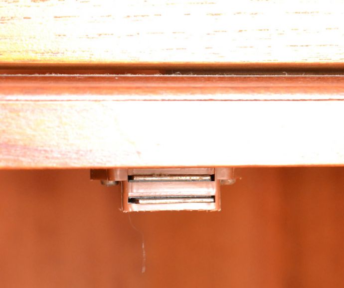 G-PLAN(Gプラン)　アンティーク家具　収納たっぷりのヴィンテージ家具、G-planのコーナーシェルフ（カップボード）。マグネットが付いているので開閉はスムーズです。(x-844-f)