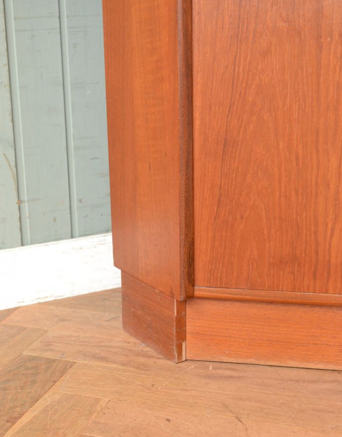 G-PLAN(Gプラン)　アンティーク家具　収納たっぷりのヴィンテージ家具、G-planのコーナーシェルフ（カップボード）。脚は床に付いたデザインです。(x-844-f)