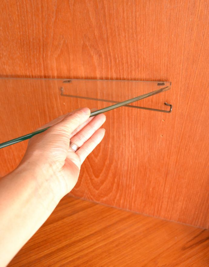 G-PLAN(Gプラン)　アンティーク家具　収納たっぷりのヴィンテージ家具、G-planのコーナーシェルフ（カップボード）。ガラスの棚板は可動します。(x-844-f)