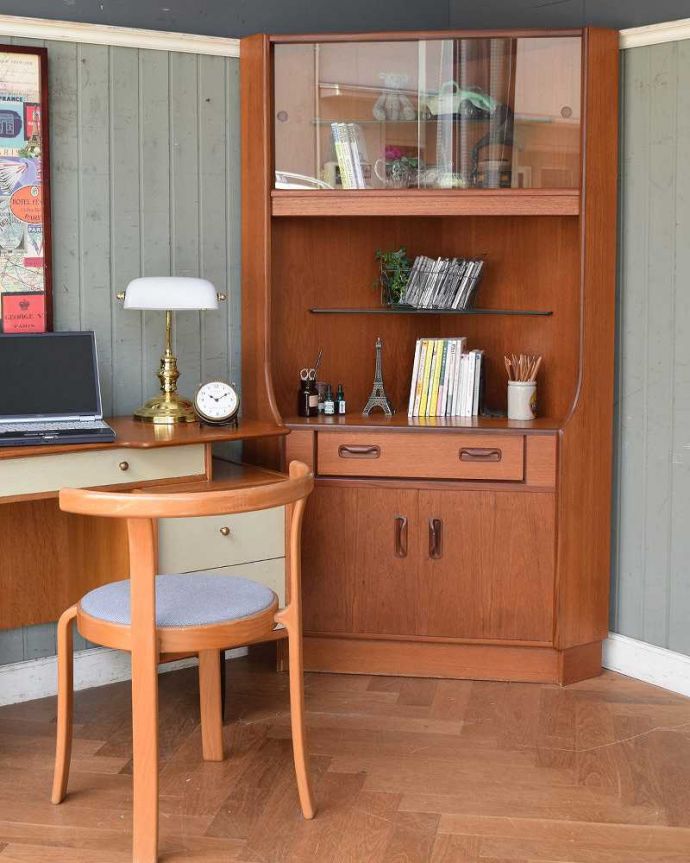 G-PLAN(Gプラン)　アンティーク家具　収納たっぷりのヴィンテージ家具、G-planのコーナーシェルフ（カップボード）。お部屋の隅っこを彩ってくれます角にピタッとおさまってくれて、お洒落な雰囲気を出してくれるんです。(x-844-f)