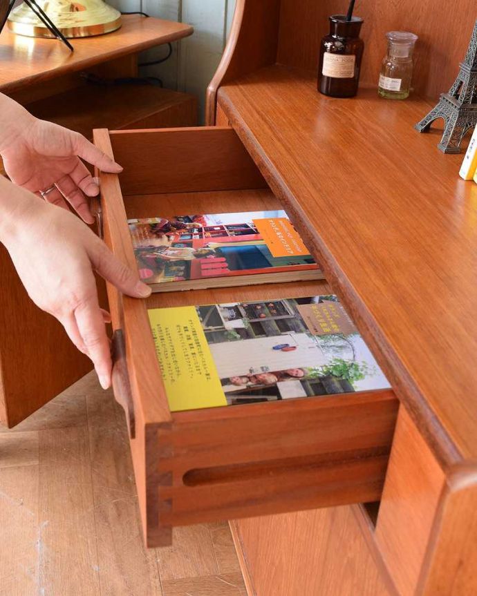 G-PLAN(Gプラン)　アンティーク家具　収納たっぷりのヴィンテージ家具、G-planのコーナーシェルフ（カップボード）。アクセサリーや文房具など細々したものをしまえます。(x-844-f)