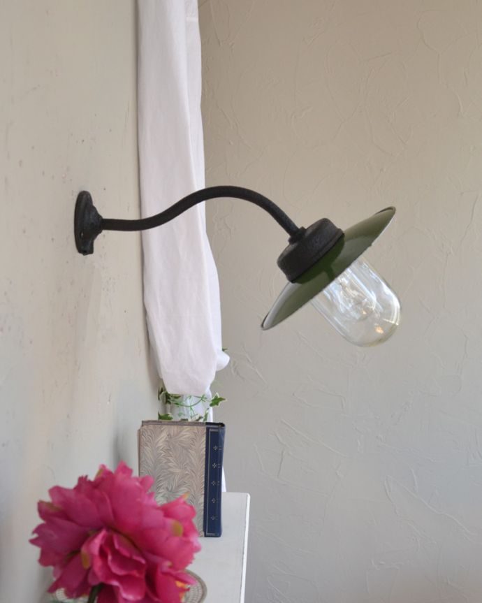 壁付け照明器具の横