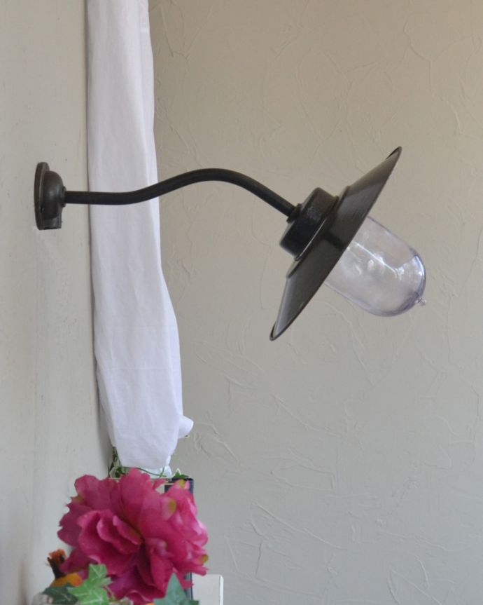 壁付け照明器具の横