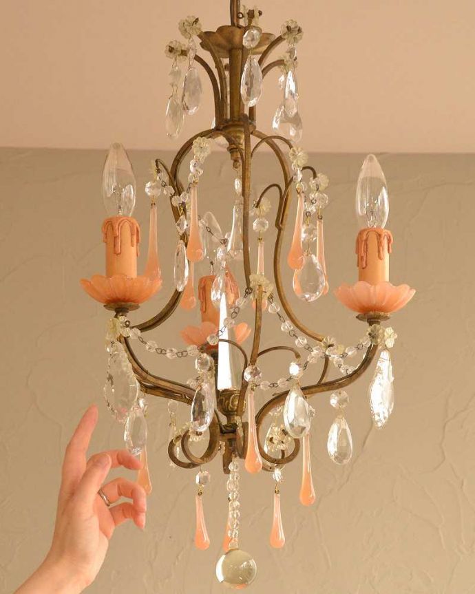 シャンデリア　照明・ライティング　ピンクのガラスが美しいアンティークの3灯シャンデリア(E17シャンデリア球付)。。(x-849-z)