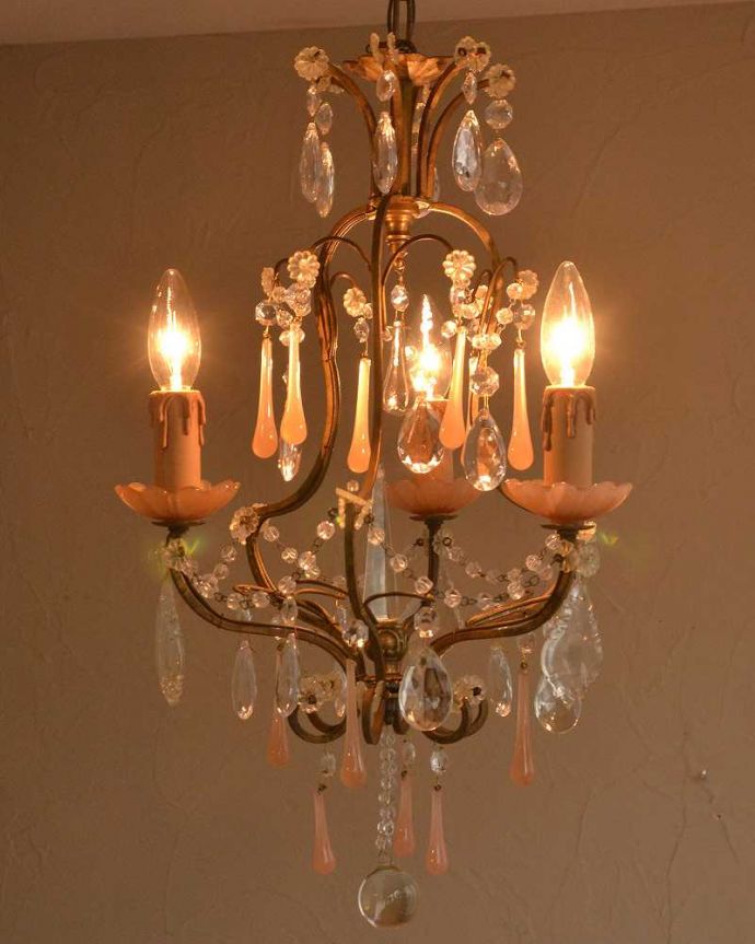 シャンデリア　照明・ライティング　ピンクのガラスが美しいアンティークの3灯シャンデリア(E17シャンデリア球付)。。(x-849-z)