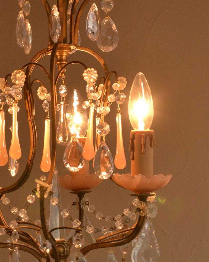 シャンデリア　照明・ライティング　ピンクのガラスが美しいアンティークの3灯シャンデリア(E17シャンデリア球付)。。(x-849-z)