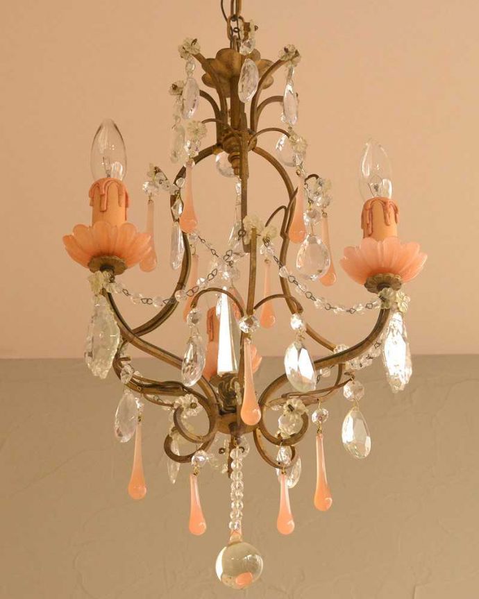 シャンデリア　照明・ライティング　ピンクのガラスが美しいアンティークの3灯シャンデリア(E17シャンデリア球付)。。(x-849-z)