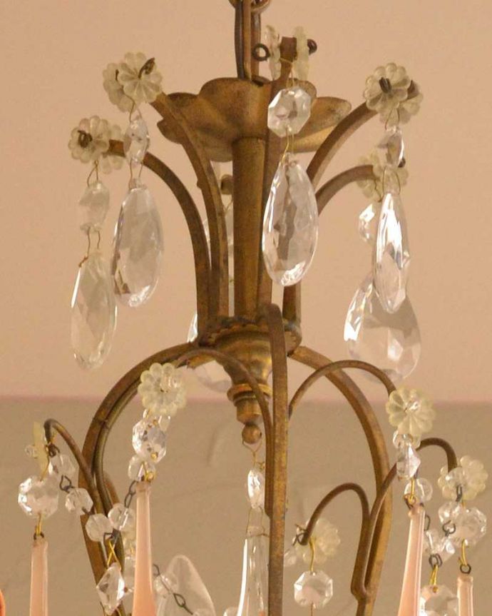 シャンデリア　照明・ライティング　ピンクのガラスが美しいアンティークの3灯シャンデリア(E17シャンデリア球付)。。(x-849-z)