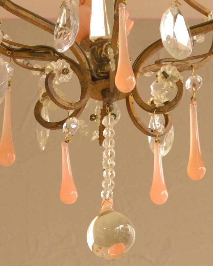 シャンデリア　照明・ライティング　ピンクのガラスが美しいアンティークの3灯シャンデリア(E17シャンデリア球付)。。(x-849-z)