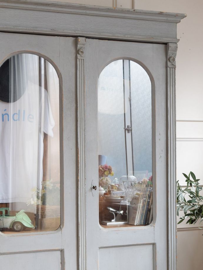 フランスらしいキャビネットの装飾