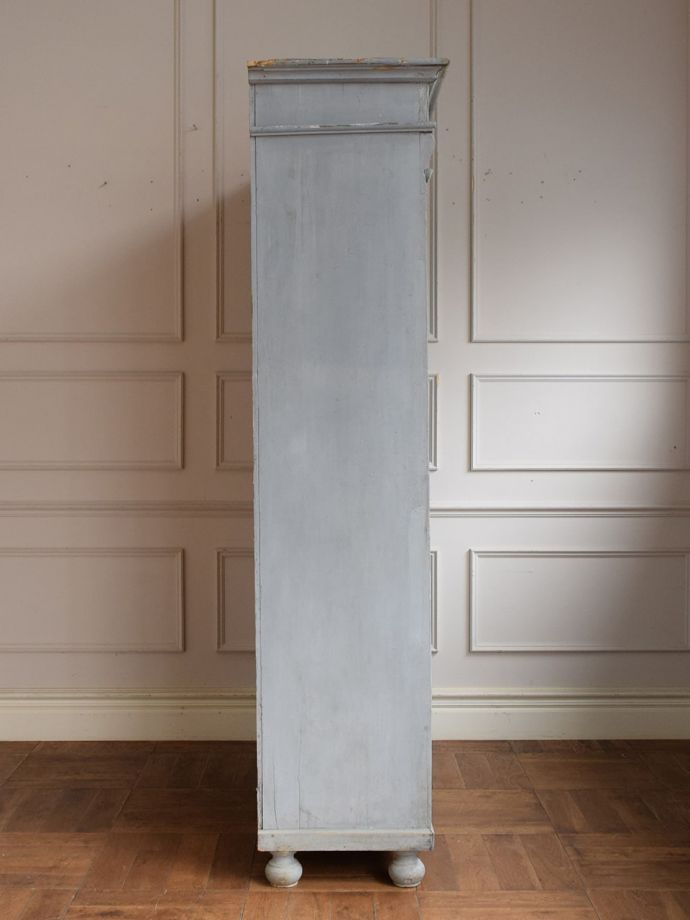 キャビネットの横顔